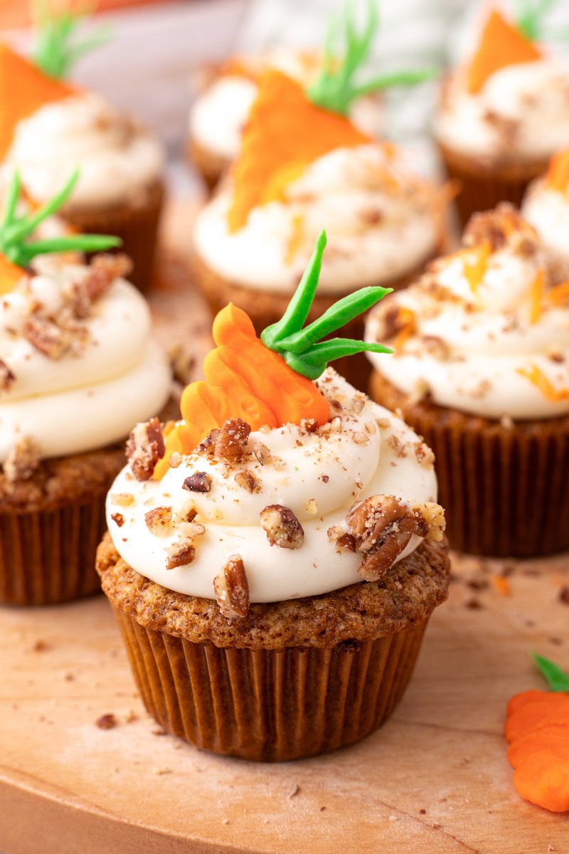 HipMamasPlace's tweet image. These easy carrot cake cupcakes are moist, packed with warm cinnamon flavor, and topped with rich cream cheese frosting — perfect for spring baking or a sweet weekend treat. RECIPE here: tinyurl.com/yzxxj36m #carrotcakecupcakes #cupcakes #cupcakerecipe #easydessert