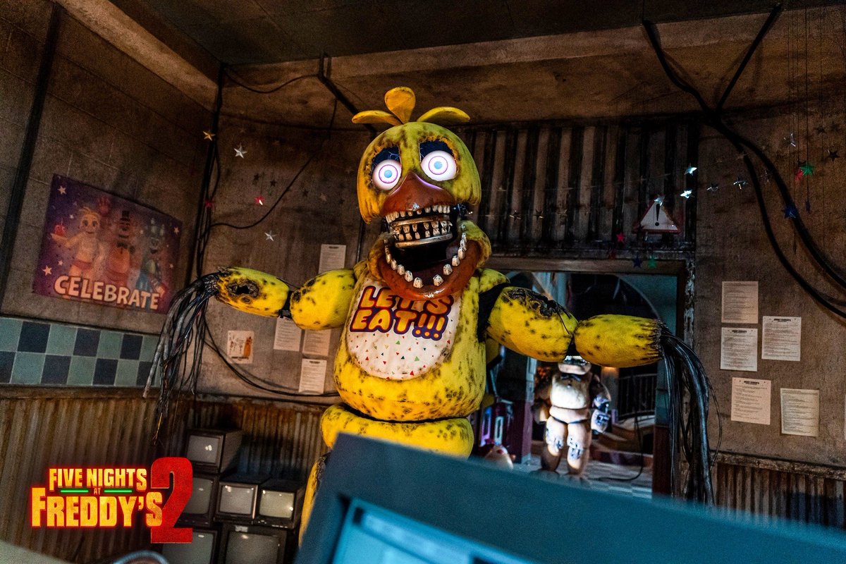 A new photo of Withered Chica on the 'FIVE NIGHTS AT FREDDY'S 2' set has been shared by her suit actor Douglas Tait!

Source: facebook.com/10005822760518…

Thanks to <a href="/Freddys_Brasil/">Freddy's Brasil</a> for sending this to us 🤝

#FNAFMovie #FNAF2Movie #FNAFMovie2 #FiveNightsAtFreddys