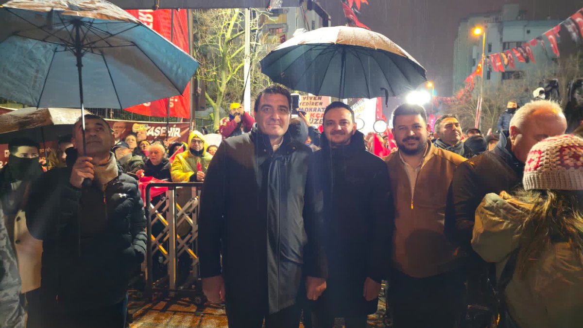 Millet iradesine sahip çıktığımız eylemlerimizin 90.’sını, İstanbul’un son ilçesi Ataşehir’de gerçekleştirdik.

Ataşehir’den Silivri’ye selam olsun!

Siyasi tutsaklarımız özgürlüklerine kavuşana kadar mücadelemiz sürecek.
Biz buradayız, dimdik ayaktayız.
Adalet gelene, halkın