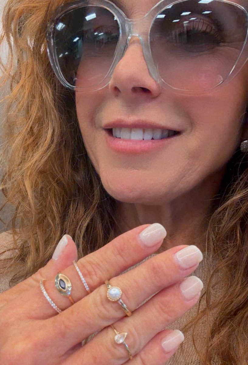 Por fin apareció 🥹😍 con su carita bella para alegrarme el día e irme a dormir feliz después de 12h de trabajo ❤️‍🩹

¿Cómo puedes estar cada día más bella adorada? Nos urge el tip para lucir cada día más perfecta, te amo <a href="/LuceroMexico/">Lucero</a> 💖

PD: amando los anillos y su manita 🤍