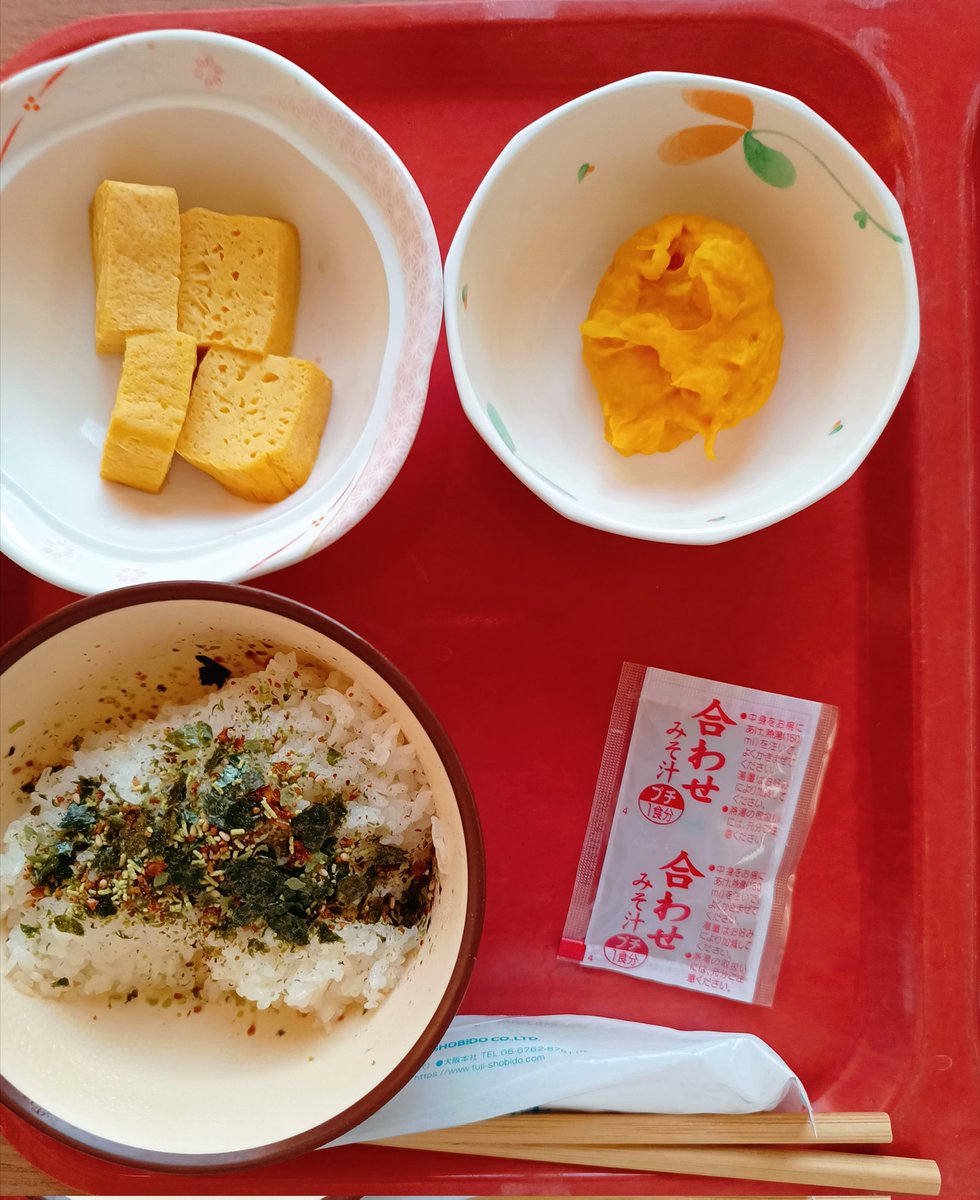 bocchi_oyasu's tweet photo. 朝ごはん
こんな甘いものだけでどうやってご飯食べるの？
ふりかけだけが命綱 https://t.co/0MJphHSDMv