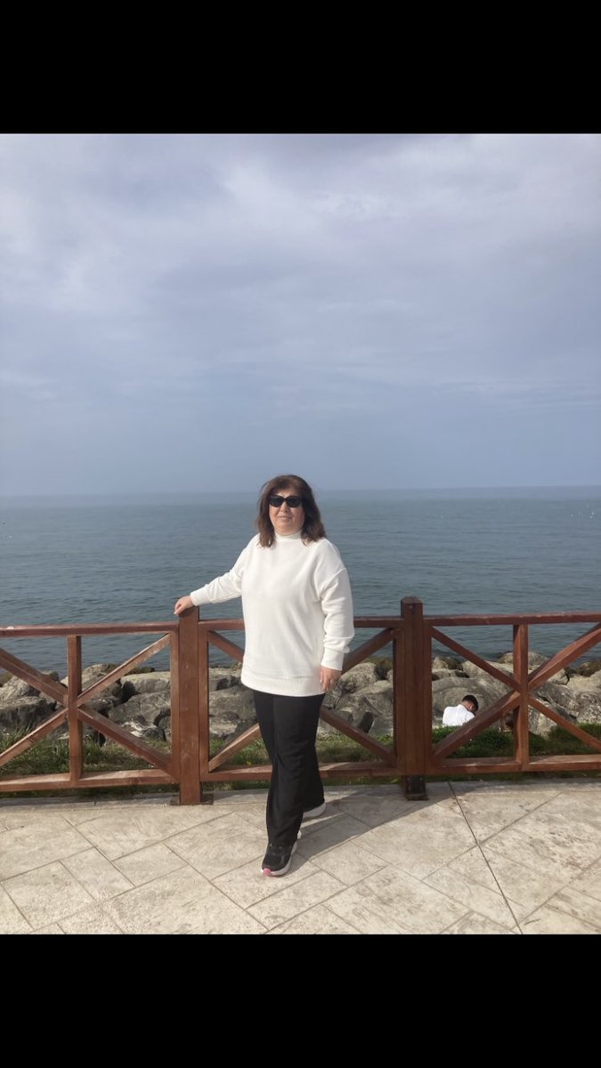 Ramazan ayındayız ben her insanın iyi şeyleri hak ettiğini düşünüyorum ve eşit davranmaya çalışıyorum.Hepimizi Allah yarattı.Çok güzel olmayan kadınlar kendini çok güzel gösteriyorsa burada bir problem 👿 vardır.İçinde mutsuz bir kadın arayış içerisinde.Güzel kadın seçilir seçmez