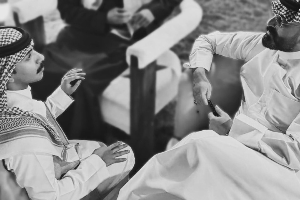 عسى ابوي من بد العرب دايماً في زود 
ولا اشوف وجهه من غثى الوقت متكدر

                 🤍🤍🤍