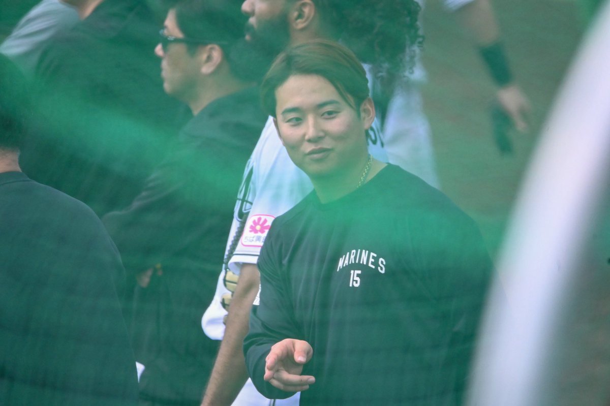 網写真だけど
このとき、新外国人選手の
ライブBPをバックネットから
みていて、終わったらジャクソンさんたちに声をかけてた、しかも単独で🤭

いままではいじられ待ちタイプのりっくん
今年は一味違う

(でもなんでも引き受けないでね💦

 #横山陸人
 #chibalotte