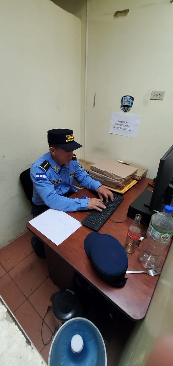 🖥️🔍 ¡Soporte en el terreno! Nuestro equipo técnico realizó hoy una inspección de equipos informáticos en la UMEP-04. Estas revisiones garantizan que la tecnología sea una herramienta confiable y segura para la labor policial. 💪💻 #TelemáticaHN #SoporteTécnico