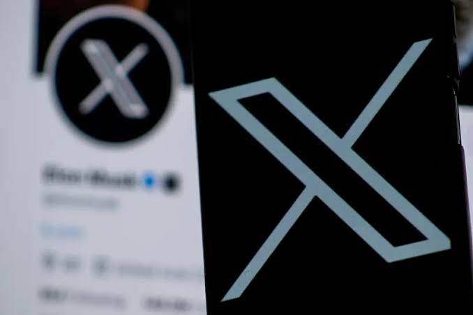 La red social X, anteriormente conocida como Twitter, experimenta su tercera caída global en solo una semana, generando interrogantes sobre su estabilidad y funcionamiento.