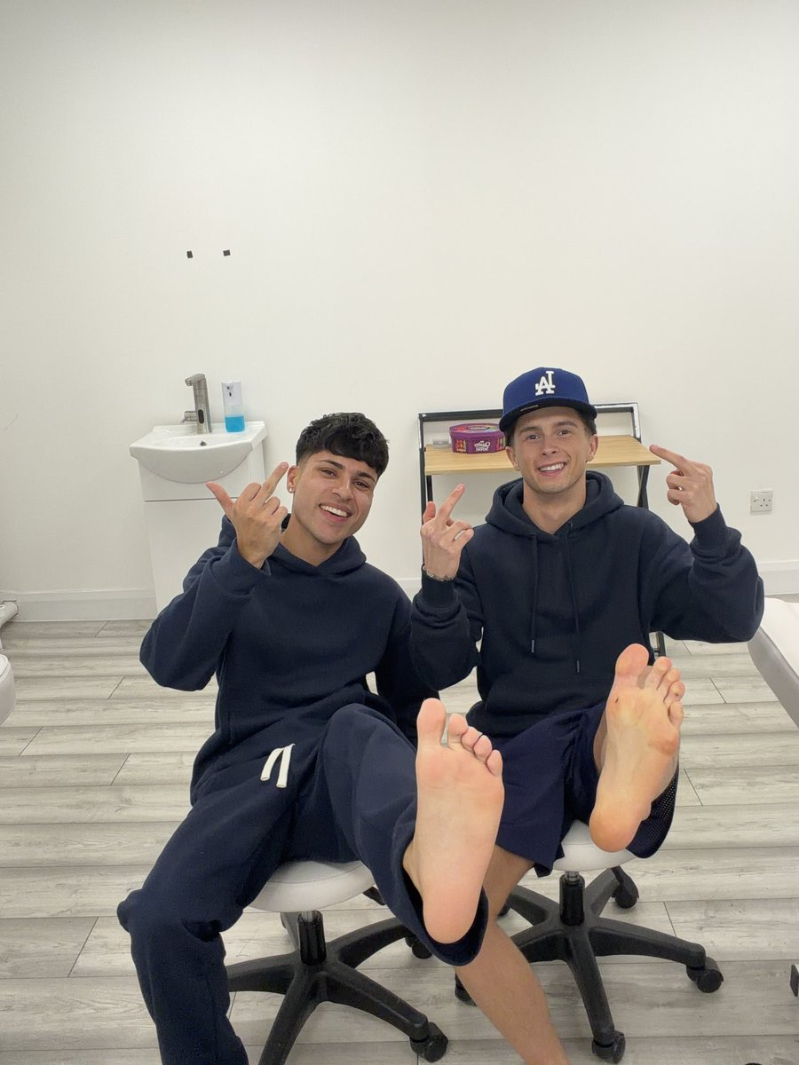 we want you weak and slabbering at the mouth for our sweaty feet, come meet us in glasgow Now

#cashmaster
#dom
#alpha
#glasgowmaster
#footworship