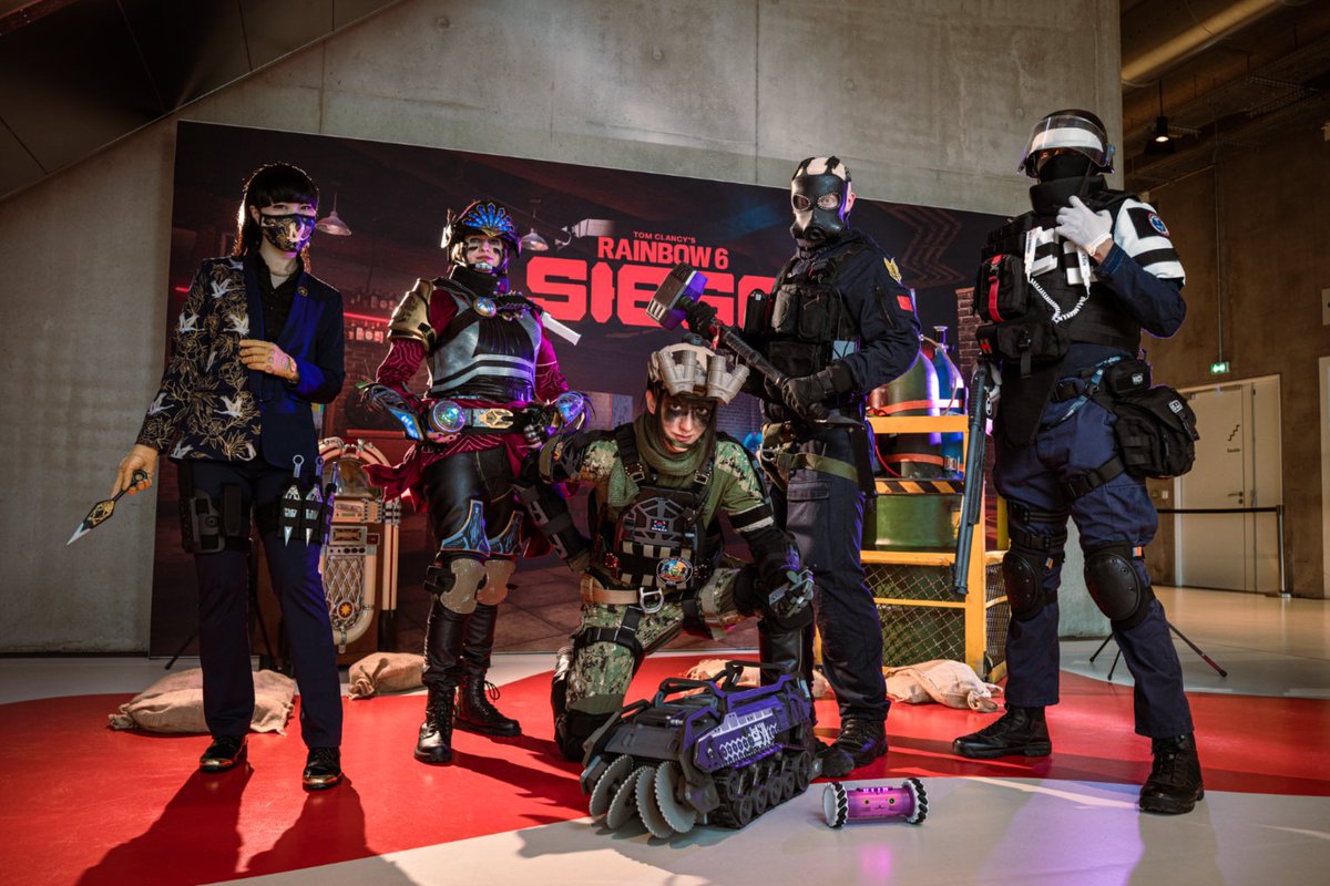 🤩 We celebrated our cosplayers in the city of fashion at this year’s SI with a special photoshoot to show off every detail of their hard work. 

Let's give them their roses! 🌹🌹🌹

(1/6)