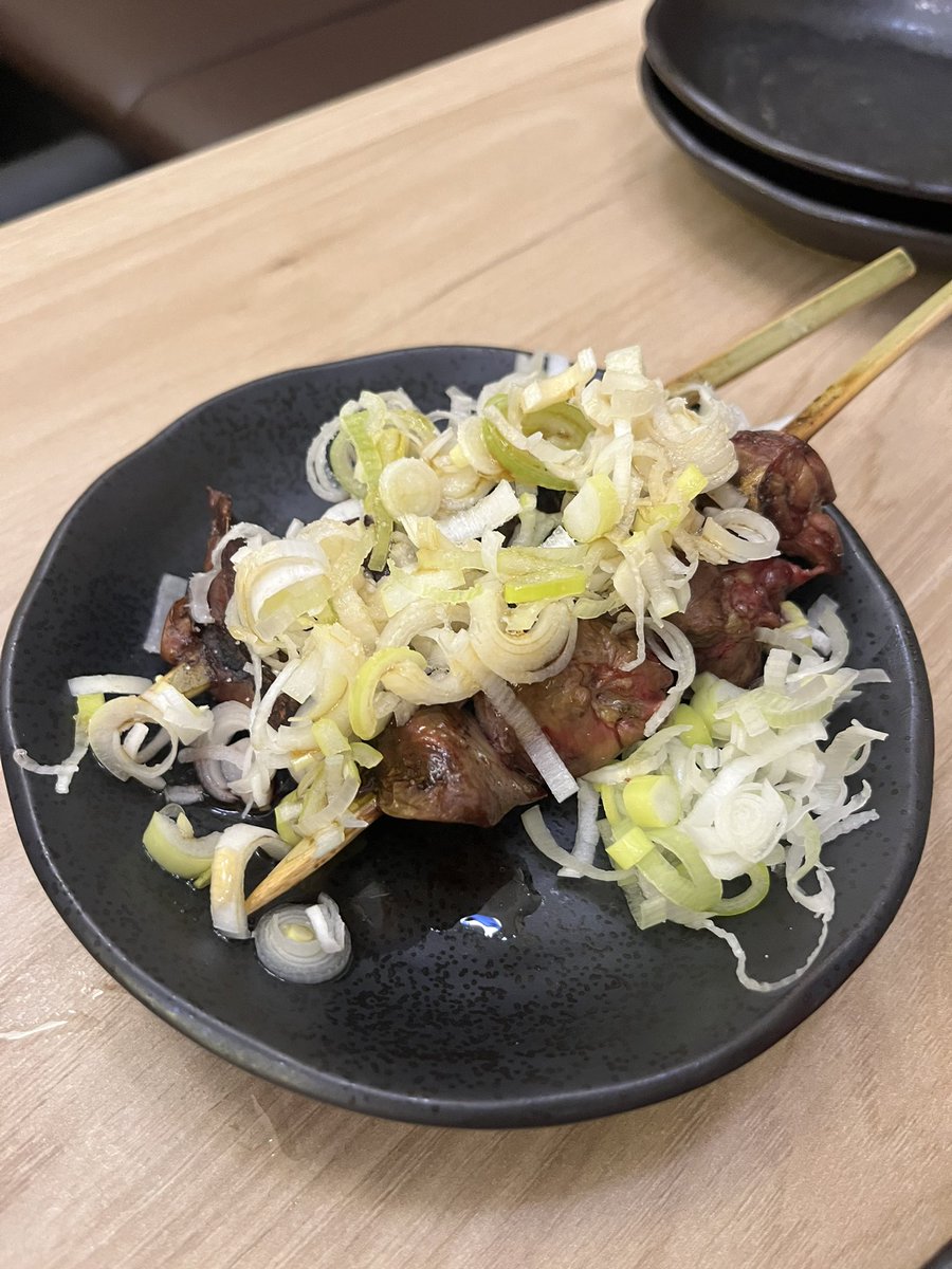 yuuna_chan_'s tweet photo. 仕事終わりでビールのお時間🍻
18時半頃から混んできて満席だった
焼き鳥嬉しすぎてネギレバしか写真がない
煮込みと上レバおいしかった https://t.co/Mpn4SXK0ke