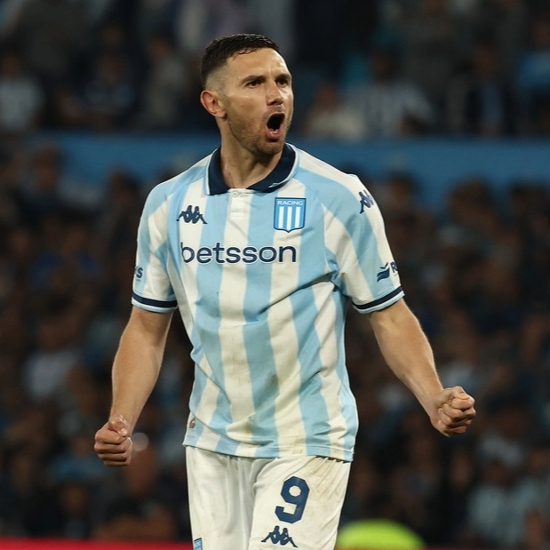 clarincom's tweet photo. EL ASOMBROSO RITMO GOLEADOR DE MARAVILLA MARTÍNEZ EN RACING

Adrián “Maravilla” Martínez llegará este viernes ante Boca a los 100 partidos en Racing con un registro impactante: 54 goles, un promedio superior a uno cada dos encuentros. Se ubica 26° en la tabla histórica del club.

En la era profesional, su comienzo lo coloca octavo entre los grandes goleadores de la Academia, por encima de nombres como Juan José Pizzuti, Néstor Scotta o Lisandro López. En el siglo XXI, sólo lo superan como máximos anotadores del club Lisandro López (79) y Diego Milito (59), aunque ambos tenían menos tantos al cumplir los 100 partidos.

Sólo Palermo tuvo un arranque mejor

Comparado con otros grandes artilleros de los últimos tiempos en el fútbol argentino, Maravilla sólo queda detrás del arranque de Martín Palermo en Boca (76 goles en 100 partidos). Supera, en cambio, los inicios de Miguel Borja en River y del Beto Acosta en San Lorenzo.

(+) en Clarín:  https://t.co/AjhOO8ZNko
