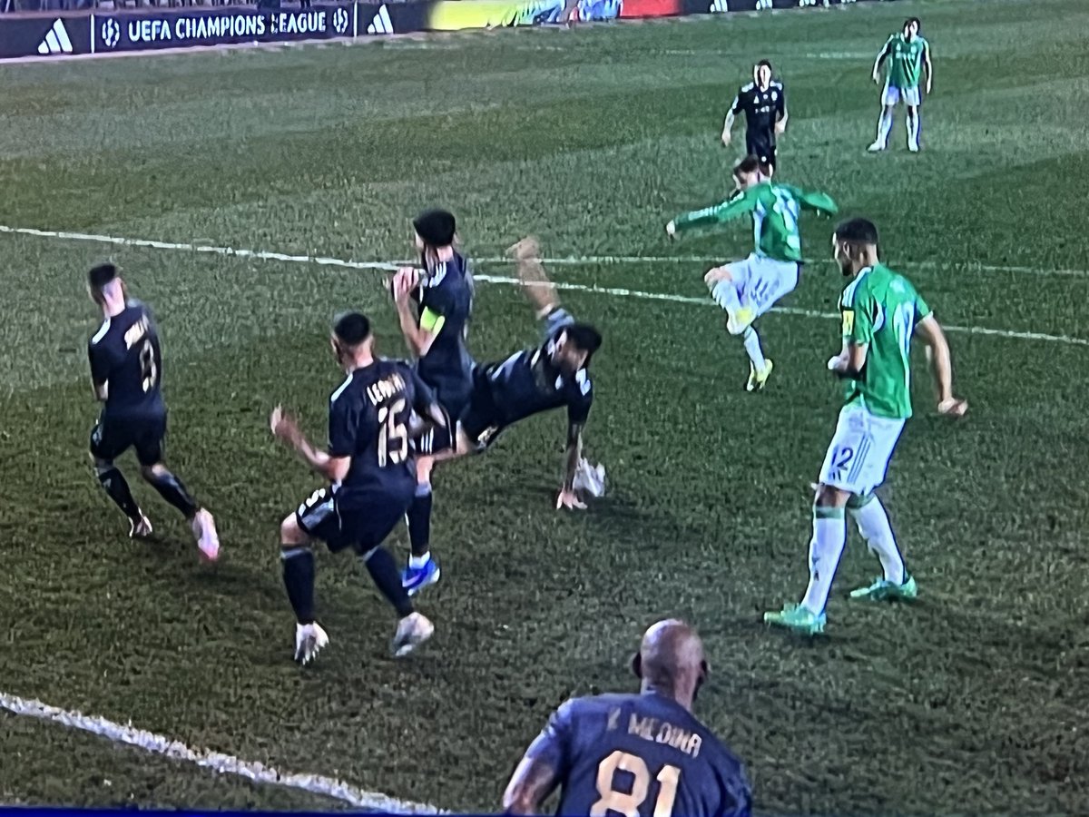 pisto_gol's tweet photo. In #Qarabaq-Newcastle il direttore di gara, il norvegese #Eskas, ha concesso calcio di rigore per questo mani di #Silva: ma #Rocchi non ci ha detto piรน volte che il braccio a terra non รจ punibile? Vuoi vedere cheโฆ https://t.co/VImKPKPXov