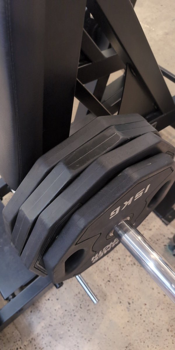 Un leg day con metalcore es una combinación satánica