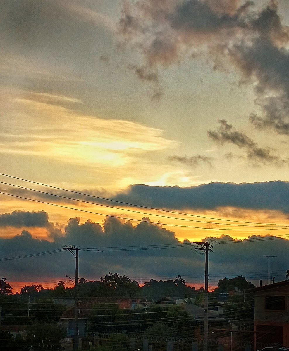 donnainnero's tweet image. Como diria Araquém: a natureza não explica o pôr do sol, apenas o mostra.

Aqui no meu quintal, ele mostrou isso. Silhuetas do bairro contra um céu que parece óleo sobre tela.

 🌿🌅 

#NaturezaBrasileira #PôrDoSol #AraquémAlcântara
#fotografiaautoral
