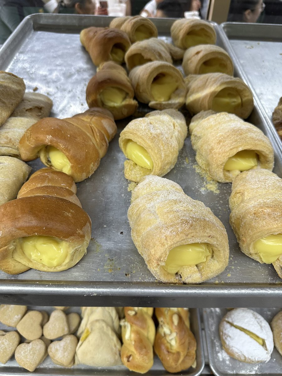 WeslacoShoping's tweet photo. These look delicious 😋
#bakery #panducle #dessert #foodie #rgv #rgv956 #pastry #cream https://t.co/N6XjVUcCcX