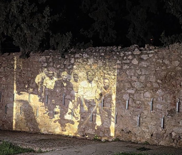 Μίλησαν μέσα από τους τάφους τους και είπαν πολλά, παρά πολλά και για το παρελθόν και για το παρόν και για το μέλλον. Και άκουσαν όλοι, όπως και έπρεπε, γι’αυτό και οι αντιδράσεις. Μια μεγάλη «αντιπολίτευση» όλοι τους, οι πιο ζωντανοί νεκροί, οι πιο δοξασμένοι… #Καισαριανή