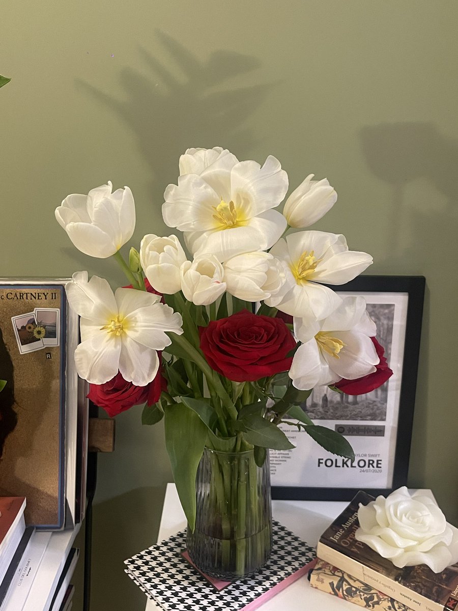 Apenas es febrero y va así… bendito sea Dios porque mi hombre me da más flores que problemas 🤍🤍🤍