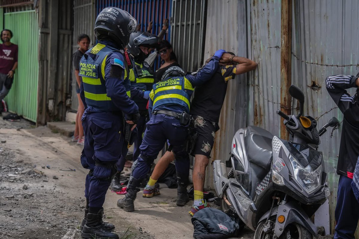 msolartiz's tweet photo. Quisiera decir que son demasiados, pero realmente quedo corto a lo que ocurre en el asentamiento El Pochote ubicado cerca de Barrio Cuba. Son centenares los adictos a las drogas que se concentran en el sector. Traficantes se han valido del derribo de búnkeres en otras zonas de la ciudad para fortalecer en este sitio puntos terminales de venta de drogas. Los estamos interviniendo. Meteremos maquinaria para destruir toda edificación física  que esté al servicio de la criminalidad. Un terreno de más  de 3000 m² que pertenece una sociedad anónima inactiva y cuyos propietarios no aparecen,  ha detonado el levantamiento de covachas  y estructuras precarias de consumidores. Es un pedacito de Costa Rica que parece que no pertenece a nadie…. Pero nadie lo invade. Alguien lo cuida y no es la policía.