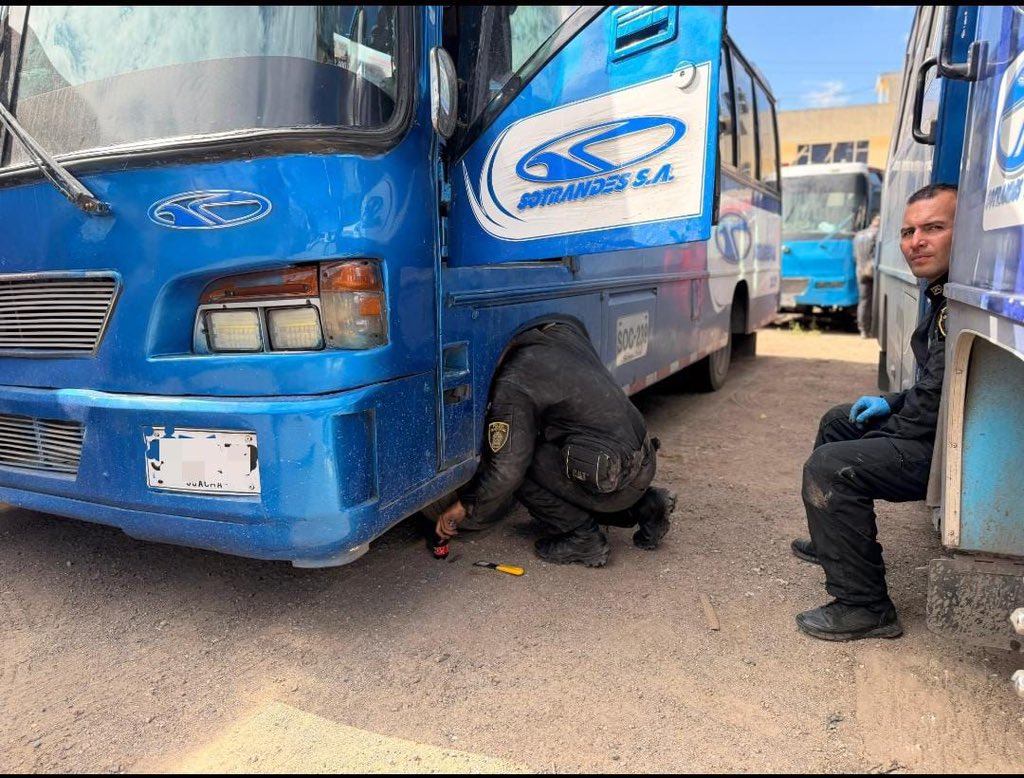 JulianPericoJr's tweet photo. 🚨 En Soacha dimos el mayor golpe a la ilegalidad en el transporte público.

En articulación con la DIJIN de la Policía Nacional, inmovilizamos 30 vehículos que operaban de manera ilegal en la ciudad y que no cumplían con las normas de seguridad exigidas para la prestación del servicio público.

Durante los operativos, un pequeño grupo de conductores generó bloqueos en varios puntos. Sin embargo, gracias al respaldo de los transportadores formales y al trabajo coordinado de nuestras autoridades, logramos restablecer el servicio de manera oportuna.

En Soacha seguimos actuando con determinación para proteger la legalidad, la seguridad de los usuarios y el trabajo digno de quienes sí cumplen las normas.

@PoliciaColombia @DIJINPolicia @PoliciaSoacha_ @FiscaliaCol @JorgeEmilioRey