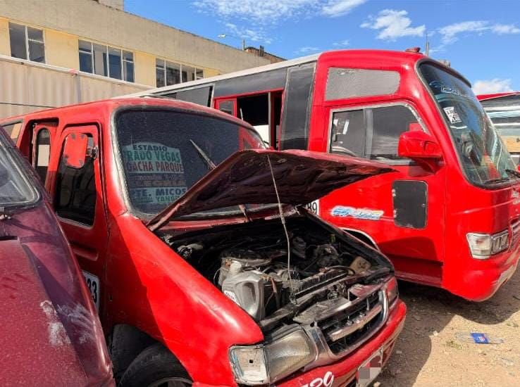 JulianPericoJr's tweet photo. 🚨 En Soacha dimos el mayor golpe a la ilegalidad en el transporte público.

En articulación con la DIJIN de la Policía Nacional, inmovilizamos 30 vehículos que operaban de manera ilegal en la ciudad y que no cumplían con las normas de seguridad exigidas para la prestación del servicio público.

Durante los operativos, un pequeño grupo de conductores generó bloqueos en varios puntos. Sin embargo, gracias al respaldo de los transportadores formales y al trabajo coordinado de nuestras autoridades, logramos restablecer el servicio de manera oportuna.

En Soacha seguimos actuando con determinación para proteger la legalidad, la seguridad de los usuarios y el trabajo digno de quienes sí cumplen las normas.

@PoliciaColombia @DIJINPolicia @PoliciaSoacha_ @FiscaliaCol @JorgeEmilioRey