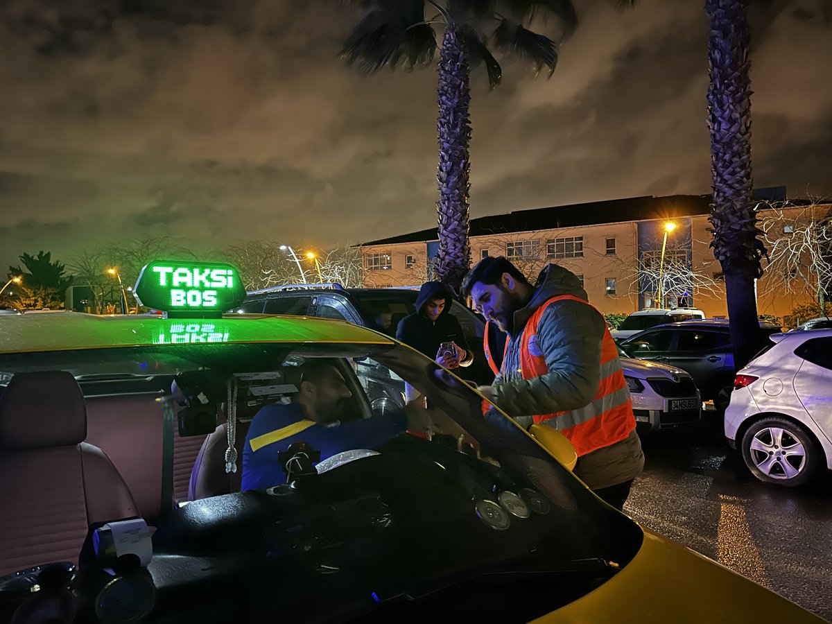 Cumhurbaşkanımız Sn. <a href="/RTErdogan/">Recep Tayyip Erdoğan</a>’ın "Sahura 5 Kala" geleneğiyle sahadayız!
​İlçe Başkanımız Zeki Doğukan Taşpınar ve İl YK Üyemiz M. Mustafa Kızıltaş ile hastane önündeki vatandaşlarımızı ve taksici esnafımızı ziyaret ederek sahur bereketini paylaştık.
#BirOlmakRuhumuzdaVar