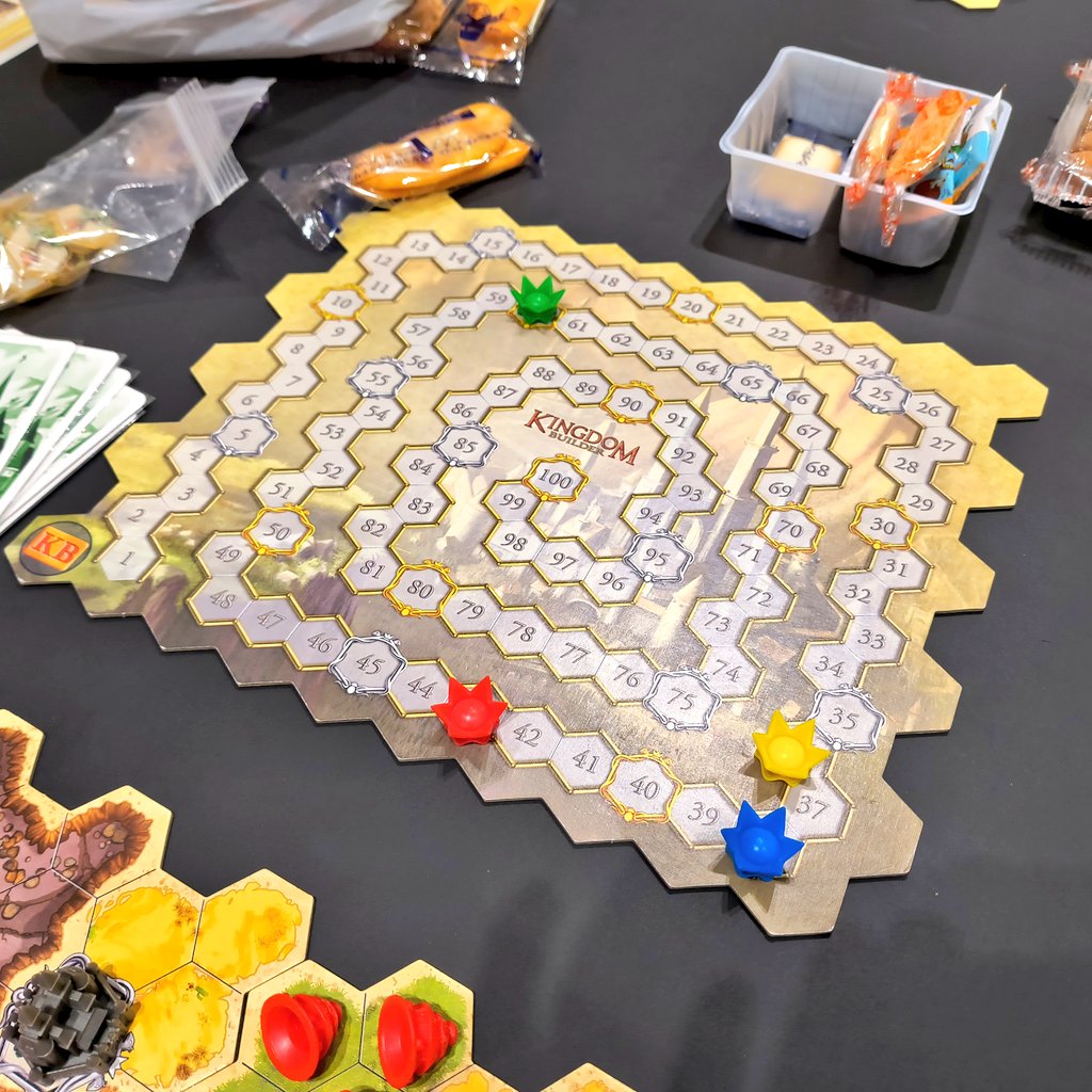 【中量級会@ボドゲベア/表参道】
🏰キングダムビルダー
収穫タイルが増える拡張！新目標も6つ追加されリプレイ性が向上。今回は1位からの2位(4人戦×2)でした:)
最初の2-3ターンは建設速度を上げ、残りは得点行動と効率を意識したら点が伸びてきた！
やはり名作。日本語版も楽しみです笑