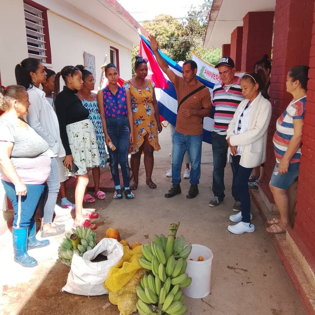 Continúa el recorrido de la bandera 65 Aniversario de la ANAP,por la provincia de Matanzas,en el municipio de Jovellanos, se realizan donaciones de productos agropecuarios al hogar materno.
#ANAPCuba 
#65AñosANAP