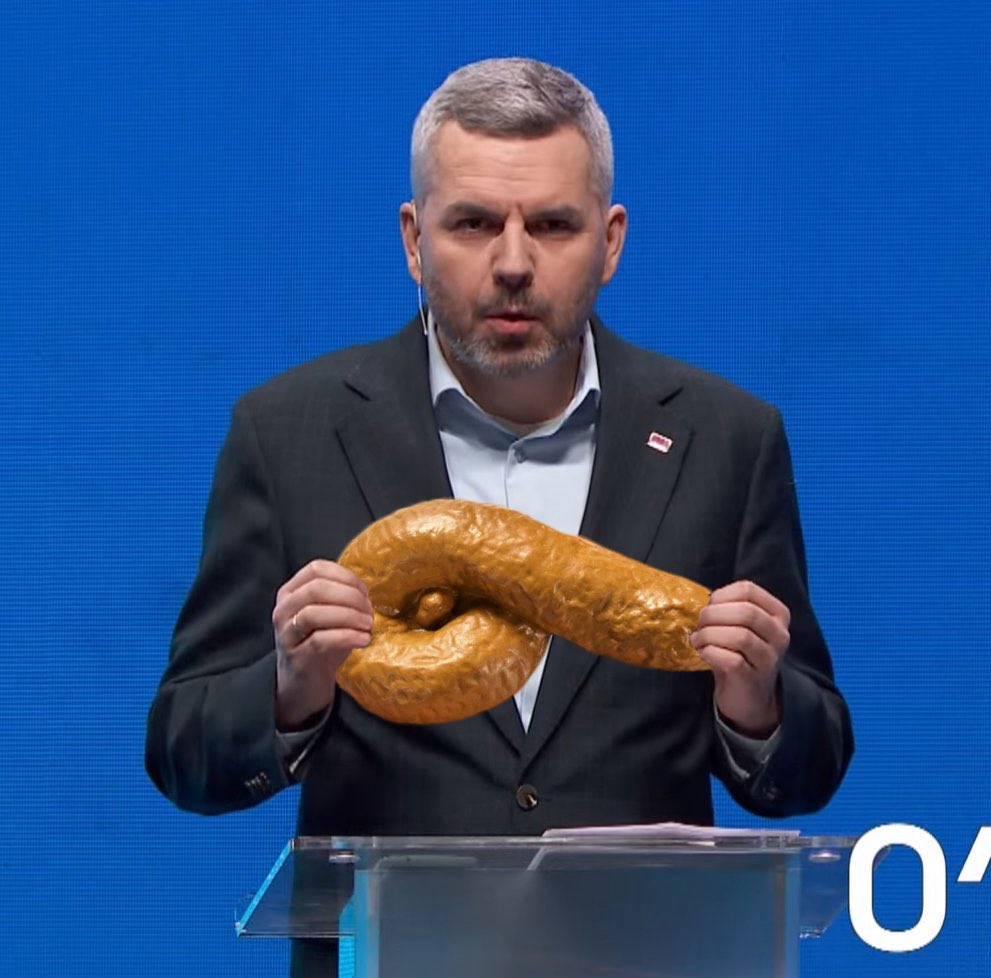 tutaj <a href="/_mkonieczny/">Maciej Konieczny</a> pozuje z tą niezwykle ważną nagrodą!