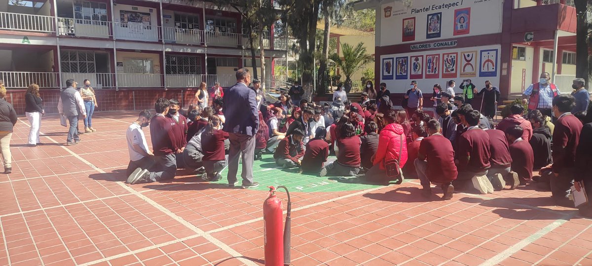 ConalepEca1's tweet photo. Se lleva acabo el primer #SimulacroSismoEdoMex en donde participa nuestra comunidad estudiantil, docentes, directivos, jefes de proyecto y administrativos, fortaleciendo la capacidad de actuar en una eventualidad como lo es un sismo.   @Margarita Rocío Serrano #ElPoderDeServir https://t.co/lAxNJf6dMC