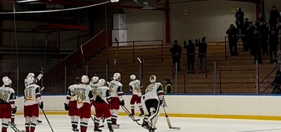 📝 | Tre blytunga poäng bärgade i Enköping när Väsby vände ett tidigt 0-2 underläge till seger med 4-2. Läs mer om den sköna och stärkande segern här nedan. ⤵️
hockeyettan.se/vasby-ik/nyhet…
📸 | Louise Helenius
#Väsby #VildaVäsby #Hockeyettan