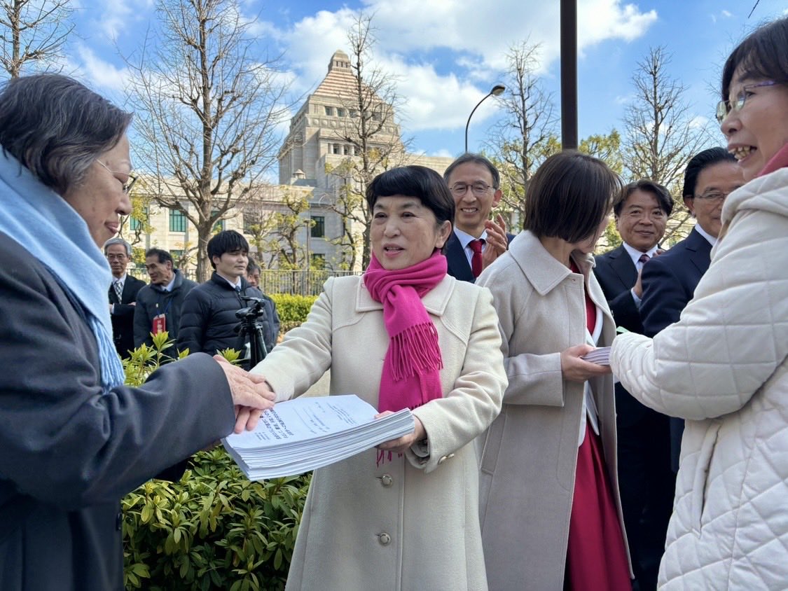 昨日から特別国会が始まりました。150日間の日程です。憲法、立憲主義、民主主義を壊す動きに抗して、しっかり議論し法律も作っていきます。がんばります。
一緒に力を合わせていきましょう。