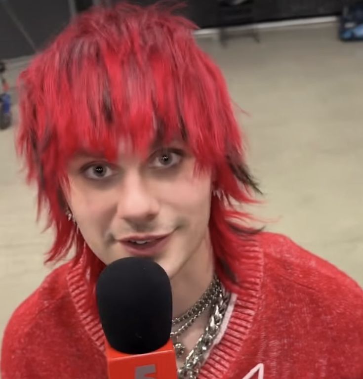 acervmgc's tweet photo. our favorite emo boy https://t.co/8MfekYKq0J