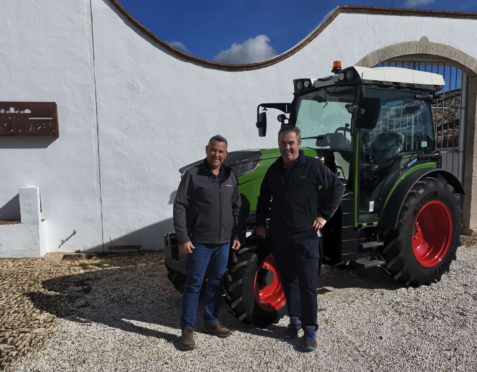FendtSpain's tweet photo. 🆕 ¡Nueva entrega de Agrícola Miguel Valero!

🚜 Este flamante Fendt 211 F Vario se incorpora al campo en Cortijo los Aguilares, preparado para ofrecer potencia, maniobrabilidad y máxima eficiencia.

💚 ¡Gracias por seguir confiando en nosotros! https://t.co/20LhMjzGQK