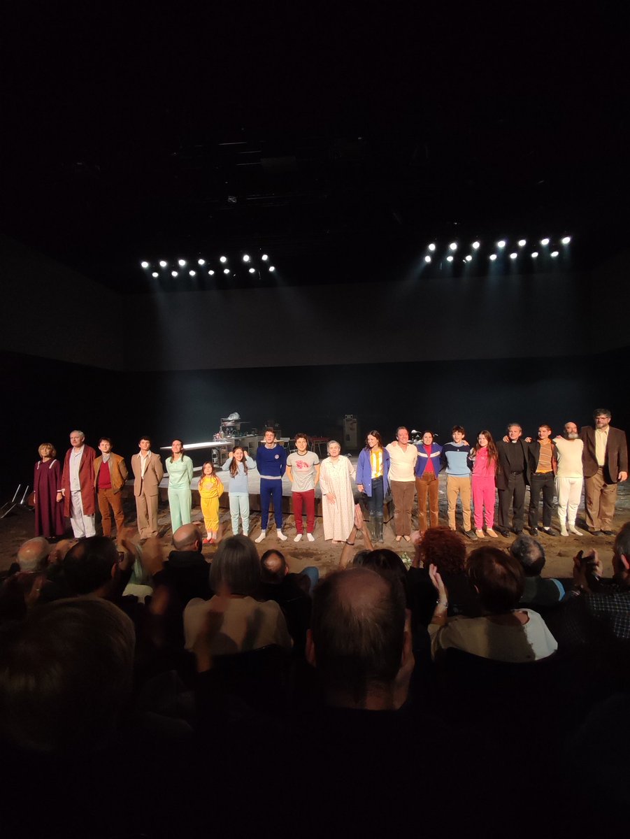 subiranacubinsa's tweet photo. Avui #ElBarquer @teatrelliure. Per gaudir d'una obra molt ben feta i acurada en tots els aspectes. Bona música, bona il·luminació, bona història i bons, i molts, actors que interpreten amb tota naturalitat els seus personatges. Més de tres hores que t'atrapen i es fan curtes. https://t.co/bkbPVrRrVg
