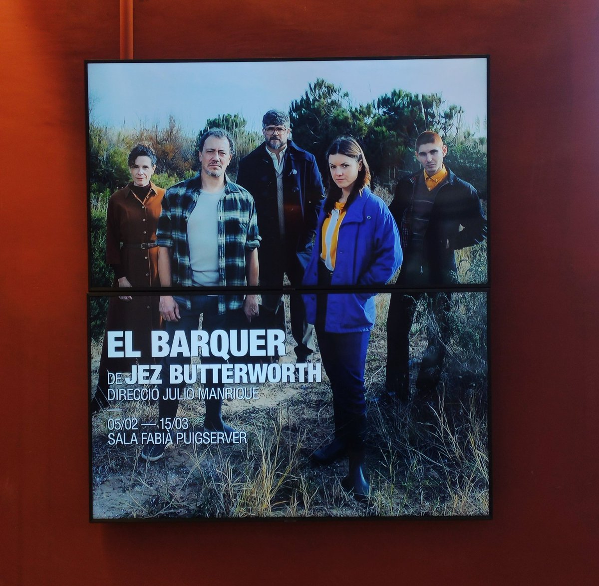 subiranacubinsa's tweet photo. Avui #ElBarquer @teatrelliure. Per gaudir d'una obra molt ben feta i acurada en tots els aspectes. Bona música, bona il·luminació, bona història i bons, i molts, actors que interpreten amb tota naturalitat els seus personatges. Més de tres hores que t'atrapen i es fan curtes. https://t.co/bkbPVrRrVg