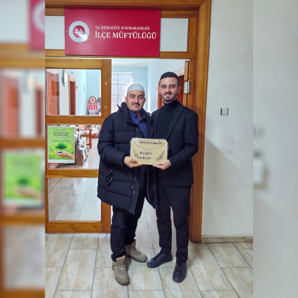 Kemaliye’de kıymetli İmam Hatip hocalarımızı ziyaret ederek EHAD tanıtım faaliyetlerimizi gerçekleştirdik.

Kur’an’a hizmet yolunda aynı ideali paylaştığımız hocalarımıza isme özel Kur’an rahlesi takdim ettik. 

Rabbimiz hizmetlerimizi daim eylesin.

<a href="/ehadgm/">EHAD</a> 
<a href="/EHADTV/">EHAD Akademi | EHAD TV</a> 
#EHAD