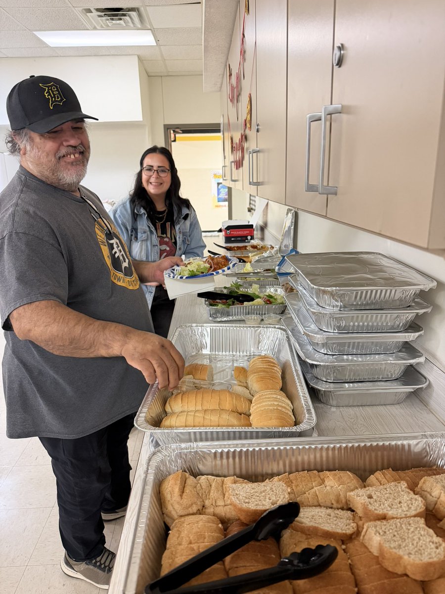 A huge thank you to Courtright Orthodontics for treating our staff to a delicious Italian lunch catered by Vitina’s! From the savory lasagna to the sweet desserts, every bite was a reminder of how supported and appreciated we are by our community!