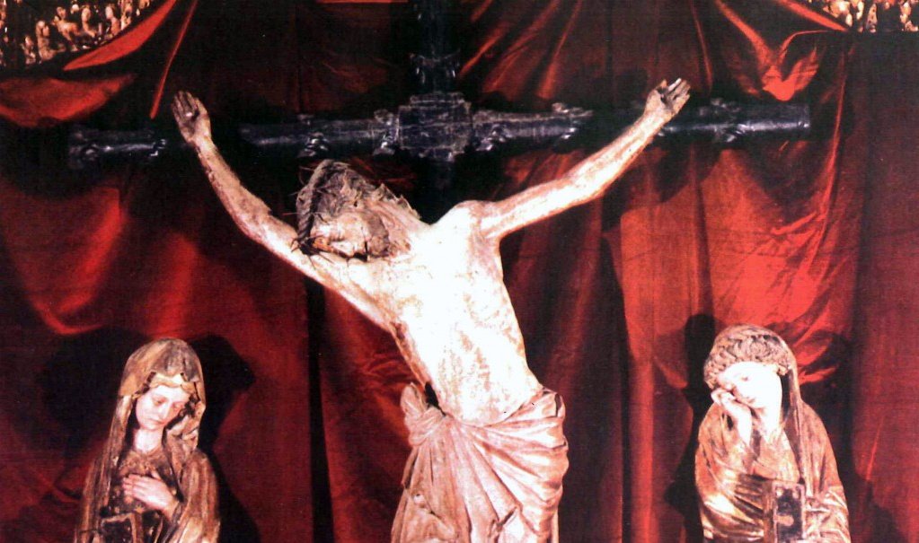 Los cristos más antiguos que podemos encontrarnos en Sevilla datan del siglo XIV. Aquí algunos ejemplos:

+Cristo del subterráneo (San Nicolás, Sevilla)
+Cristo de la sangre (San Isidoro, Sevilla)
+Cristo de San Pedro (Sanlúcar la Mayor)
+Cristo del Millón (catedral)