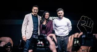 Rufián no ha hecho bien pegándose a Emilio Delgado para debutar en este mini Magariños que es la sala Galileo y lo sabe. No ha hecho bien en no hablar con Podemos y lo sabe. No hace bien dejándose adular por lo que significa el universo Ferreras y lo sabe. lascargaeldiablo2.blogspot.com/2026/02/rufian…