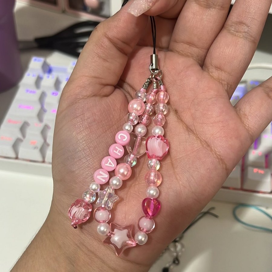 1485sell's tweet photo. [VENDO PHONE HOLDERS/PHONE CHARM/CHAVEIROS/ DECORAÇÃO DE BINDER]

Mais imagens na thread

📱Phone holders [primeiras duas imagens]: 15 reais (simples) / 18 reais (com nome)
☀️Phone charm [terceira imagen]: 12 reais
🗝️Chaveiro/decoração [quarta imagem]: 15 reais https://t.co/5WHxIlZly3