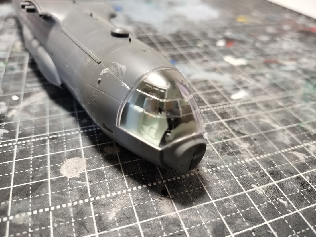 内装及びキャノピーの塗装がほぼ完了したので胴体貼り合わせた。
今後は合わせ目処理に入るぞ。
#旅客機プラモ