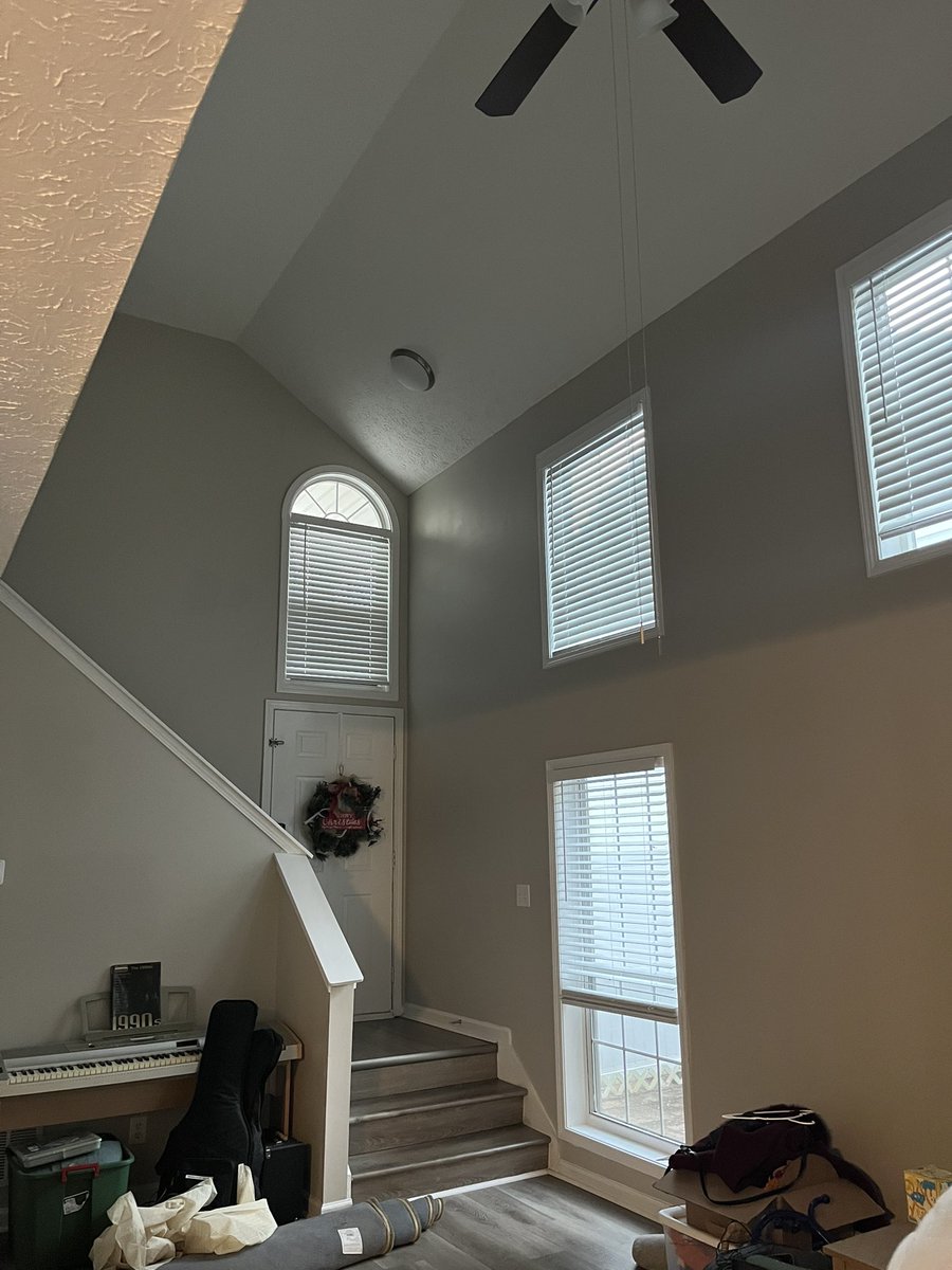 I recently got a new castle and I have no idea how tf to change these light bulbs.