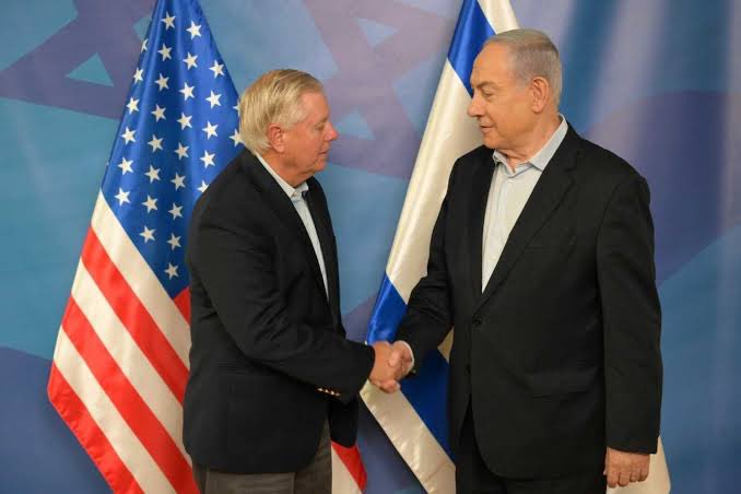 لاهوت ليندسي جراهام : 
صراع الهوية بين قداسة الصهيونية وثبات النموذج السعودي!

في المشهد السياسي الأمريكي، يبرز السيناتور <a href="/LindseyGrahamSC/">Lindsey Graham</a> ليس كسياسي براغماتي يبحث عن توازن القوى، بل كمنظر "لاهوتي" يمنح الأجندة الاستعمارية ثوباً قدسياً لا يقبل النقاش!

إن المتأمل في خطابه يكتشف