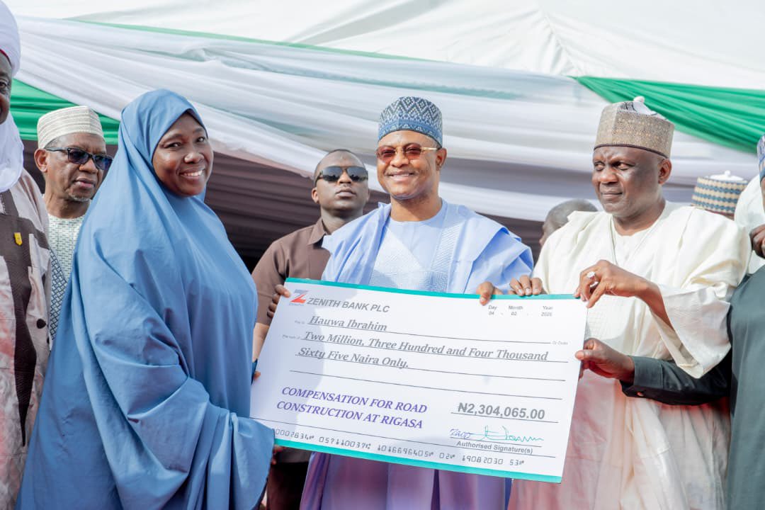 UbaSaniMedia_'s tweet photo. Governor Uba Sani has distributed cheques to 189 households affected by the Rigasa Township Roads. He noted that millions of naira were disbursed, forming part of the N2.85 billion paid so far to households in Mahuta, Magajiya, Audi–Kako, Dogon Bauchi–Kakiyeyi, and Kabala Costain https://t.co/bD0i7eax2I
