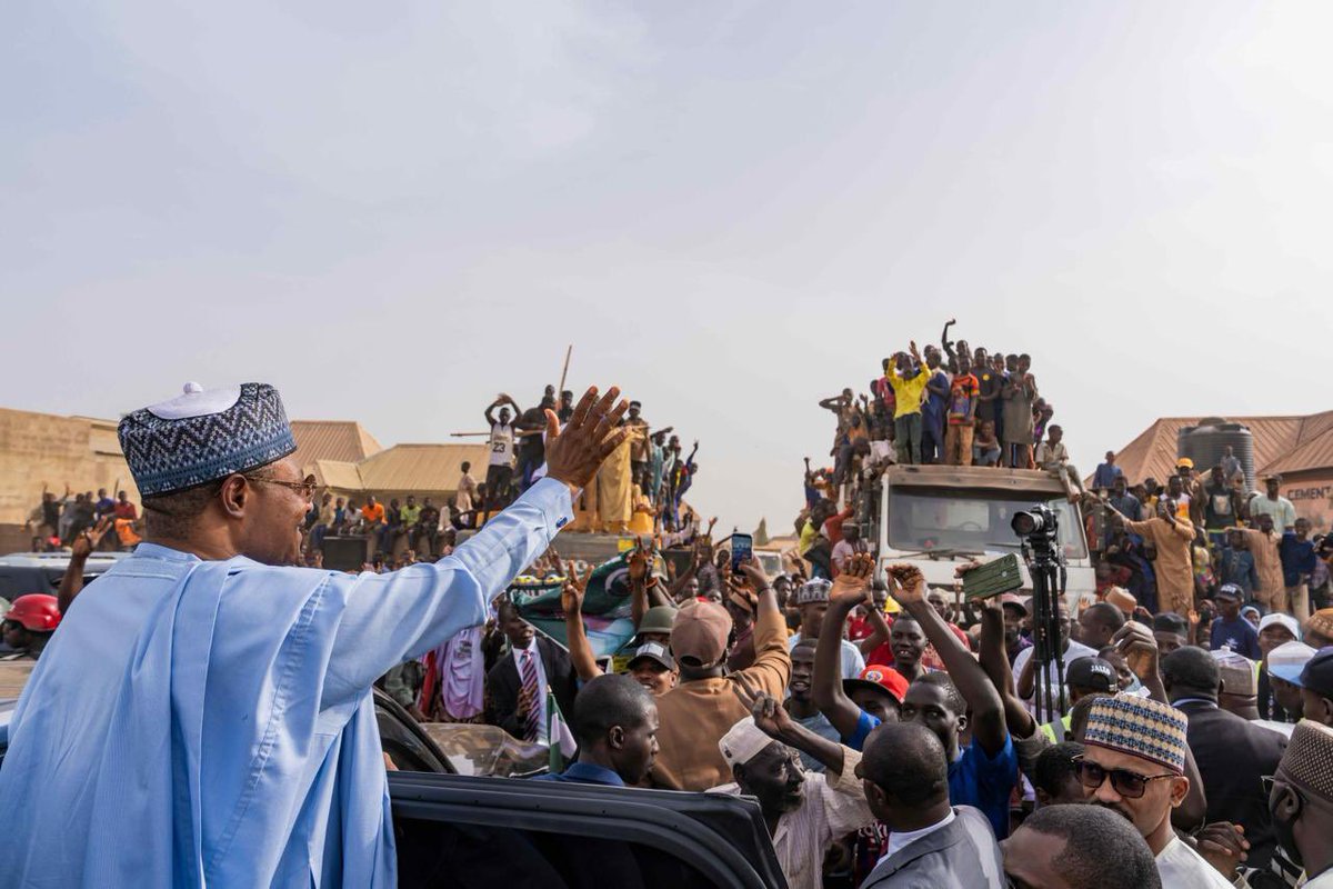 UbaSaniMedia_'s tweet photo. Governor Uba Sani has distributed cheques to 189 households affected by the Rigasa Township Roads. He noted that millions of naira were disbursed, forming part of the N2.85 billion paid so far to households in Mahuta, Magajiya, Audi–Kako, Dogon Bauchi–Kakiyeyi, and Kabala Costain https://t.co/bD0i7eax2I