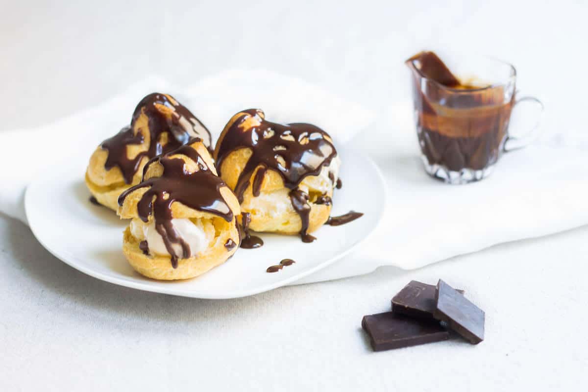 millyrecetas's tweet photo. Crujientes por fuera, rellenos de helado y bañados en ganache tibia.

Los profiteroles son el equilibrio perfecto entre técnica francesa y placer chocolatero absoluto.

¿Chocolate negro intenso o semidulce?

#Chocodelicias #Profiteroles #Chocolate https://t.co/bqpexdnrEZ