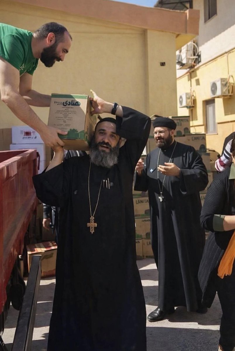 - الغربُ يُنفقُ الملايين 
ليُشعلَ فتنةً طائفيةً في البلاد !!!
= المصريينَ يوم ١ رمضان :  👇👇👇