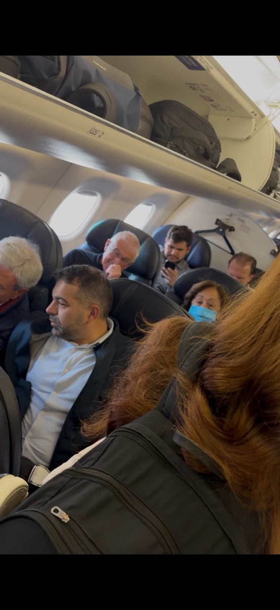 Captan a Gonzalo, alias el "Bobby", López Beltrán volando en primera clase acompañado de Rodrigo Fernández, Director de la Major League Baseball  en México.

¿De que estarán hablando? ¿Acaso estarán lavándose en el deporte estadounidense los millones de dólares que se robaron y