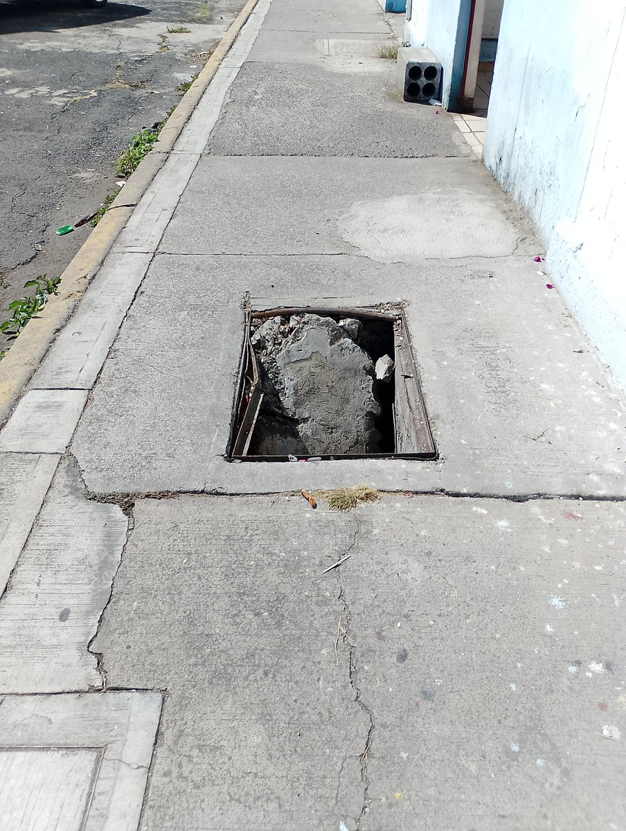 kareenetd's tweet photo. @locatel_mx quiero reportar un registro que está roto y es peligroso para la gente. Se encuentra entre el 5° y 7° andador de cafetales, col. CTM CULHUACÁN Sección X, Alcaldía Coyoacán, del lado del estacionamiento https://t.co/8WIBj8bUVP
