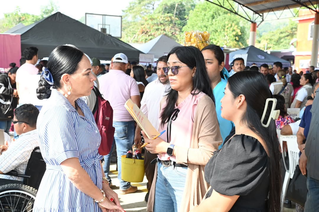La secretaria de Educación, Patricia Iparrea Sánchez, participó este miércoles en la Jornada de Atención al Pueblo en Territorio encabezada por el gobernador <a href="/TabascoJavier/">JAVIER MAY</a>,  realizada en el poblado Las Palomas, en Macuspana
facebook.com/share/p/1HUF6j…