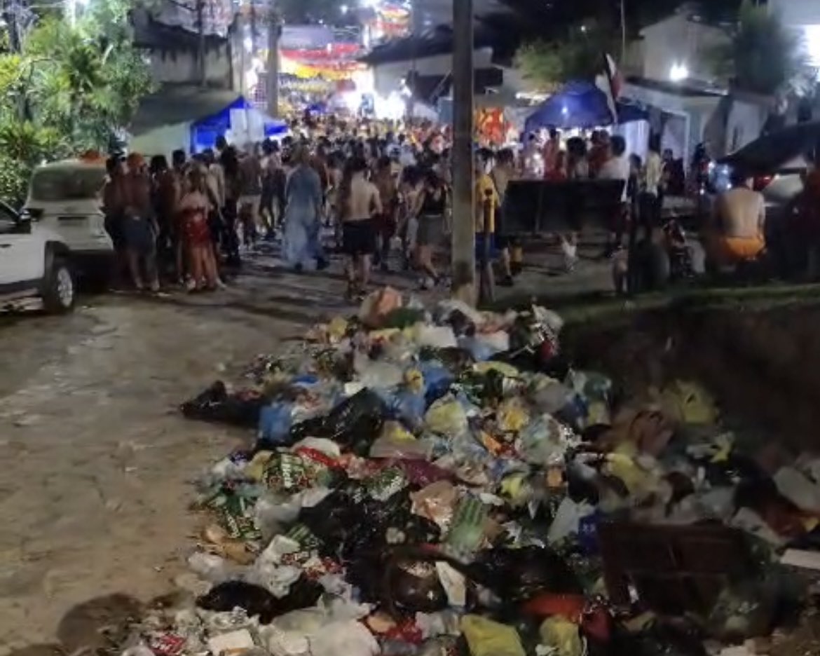 🚨 A CPI do Lixo em Olinda é urgente! 

O descaso da Gestão Mirella durante o Carnaval foi vergonhoso, quem brincou nas ladeiras viu as montanhas de lixo nas ruas e calçadas, atrapalhando os blocos e os foliões. Agora, mais do que nunca, é hora de pressionar pela abertura da CPI!